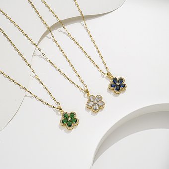 Titanium steel necklace for women, light and luxurious high-end design, five leaf flower set with zircon pendant, non