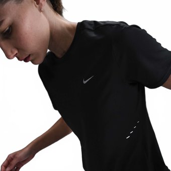 Camiseta Nike Dri-FIT Swift Feminina