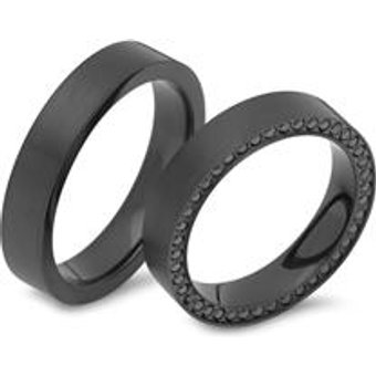 Schwarze Eheringe mit Zirkonia 4,5 mm breit