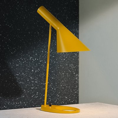 Louis Poulsen AJ - Designer-Tischlampe, ockergelb