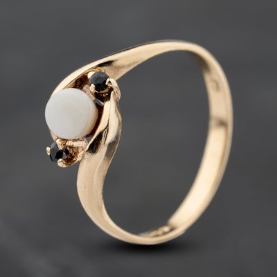 Second Hand 9ct Yellow Gold Simulated Pearl & Sapphire Three Stone Ring