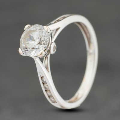 Second Hand 9ct White Gold Cubic Zirconia Round Shoulder Set Solitaire Ring