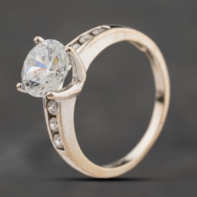 Second Hand 9ct White Gold Cubic Zirconia Shoulder Set Solitaire Ring 41104240