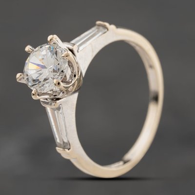 Second Hand 9ct White Gold Cubic Zirconia Shoulder Set Solitaire Ring 41104241