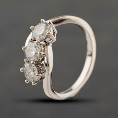 Second Hand 9ct White Gold Moissanite Crossover Three Stone Ring 41104376