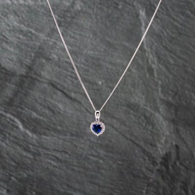 Second Hand 9ct White Gold Dark Blue And White Cubic Zirconia Heart Shape Cluster Pendant & 18 Inch Curb Chain