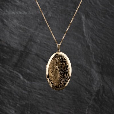 Second Hand 9ct Yellow Gold Large Oval Hand Engraved Locket Pendant & 22 Inch Prince Of Wales Chain 41142767