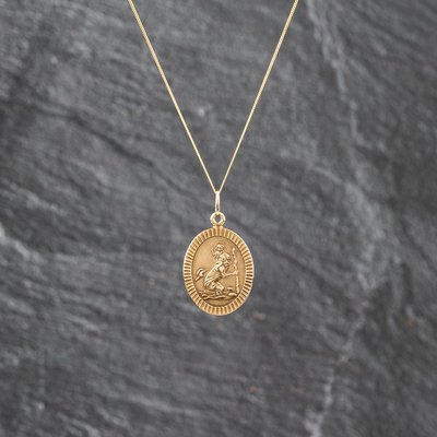 Second Hand 9ct Yellow Gold Oval St Christopher Pendant & 18 Inch Curb Chain 41143513