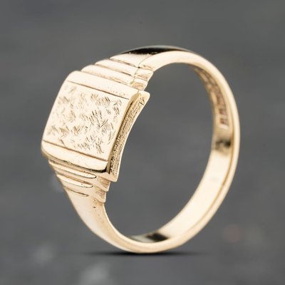 Second Hand 9ct Yellow Gold Patterned Oblong Signet Ring 41342349