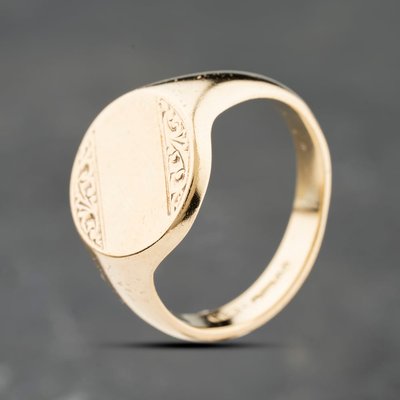 Second Hand 9ct Yellow Gold Oval Part Engraved Signet Ring 41342352