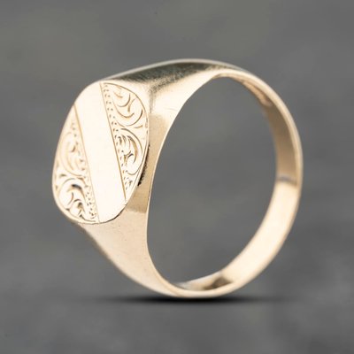 Second Hand 9ct Yellow Gold Cushion Part Engraved Signet Ring 41342369