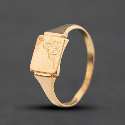 Second Hand 9ct Yellow Gold Part Engraved Square Signet Ring 41342604
