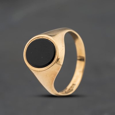 Second Hand 9ct Yellow Gold Onyx Oval Signet Ring 41342613