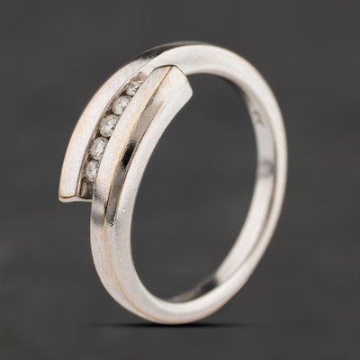 Second Hand 9ct White Gold 0.10ct Brilliant Cut Diamond Five Stone Ring 41384637