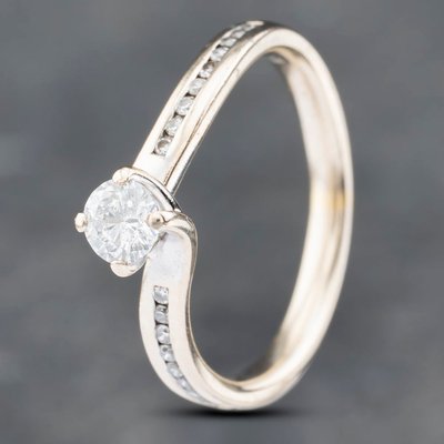 Second Hand 18ct White Gold Brilliant Cut Diamond Twist Shoulder Set Solitaire Ring 41481800