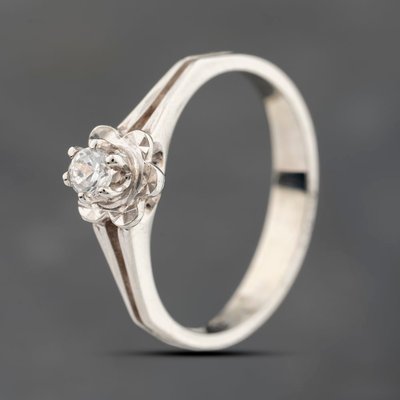 Second Hand 9ct White Gold Cubic Zirconia Flower Design Round Solitaire Ring