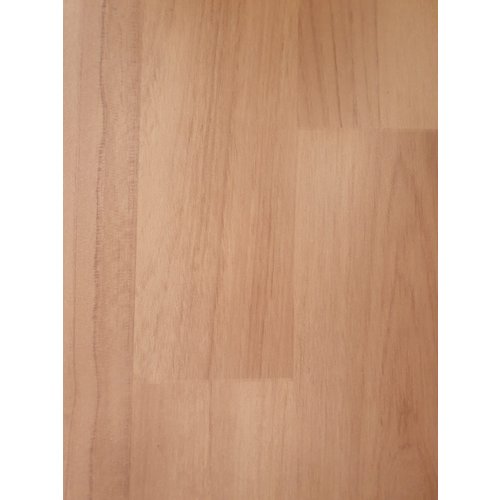 Suelo de pvc efecto madera cerezo.