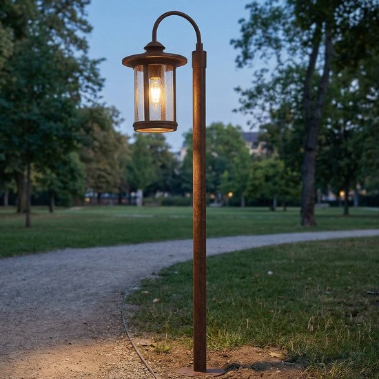 Lindby Wegeleuchte Zayn, rostfarben, Glas, Höhe 109 cm, IP65