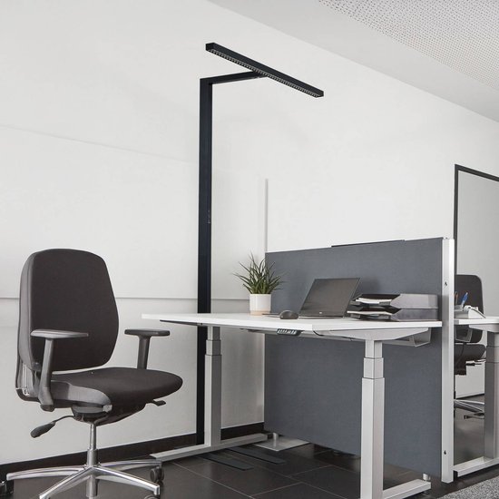 Arcchio LED-Büro-Stehlampe Jolinda, T-Form, schwarz, 4.000 K