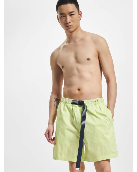 Strandtag-Outfit für Herren: vom Sand zur Beachbar