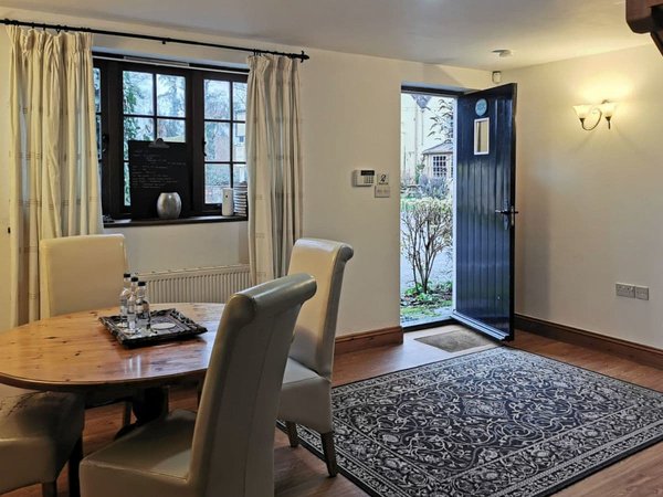 The Compasses Inn Cottages - White Wing