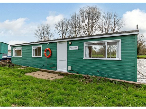 Amazons Houseboat