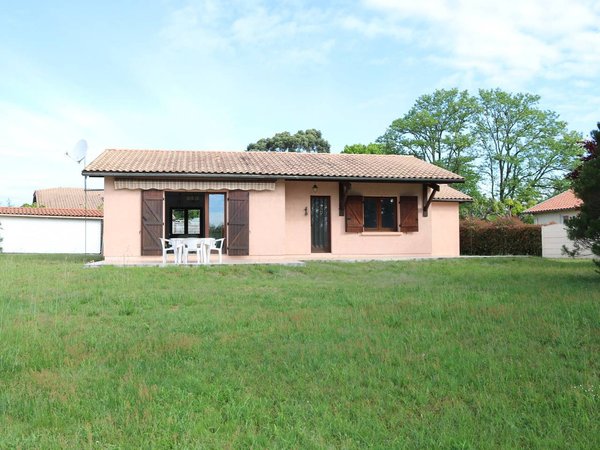 Holiday home in Landes from £51 per night