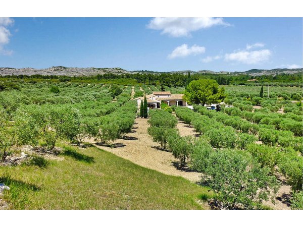 Holiday home in Mouriès from £199 per night