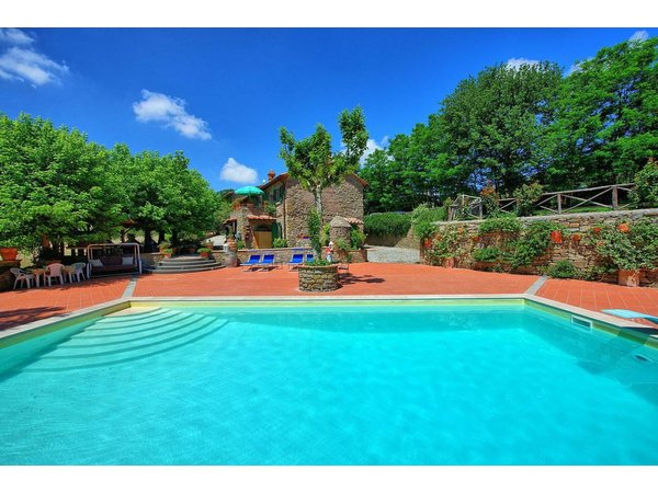 Holiday home in Cortona from £302 per night