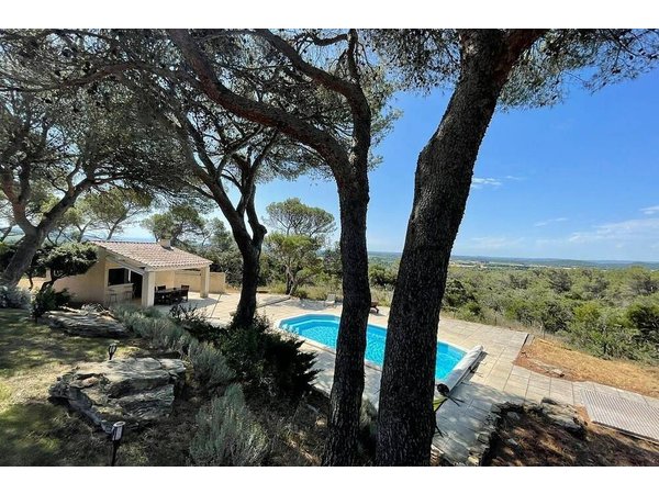 Holiday home in Uchaux from £496 per night