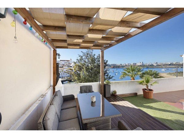 Holiday home in Ferragudo from £204 per night