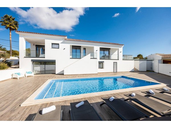 Holiday home in Lagoa from £324 per night