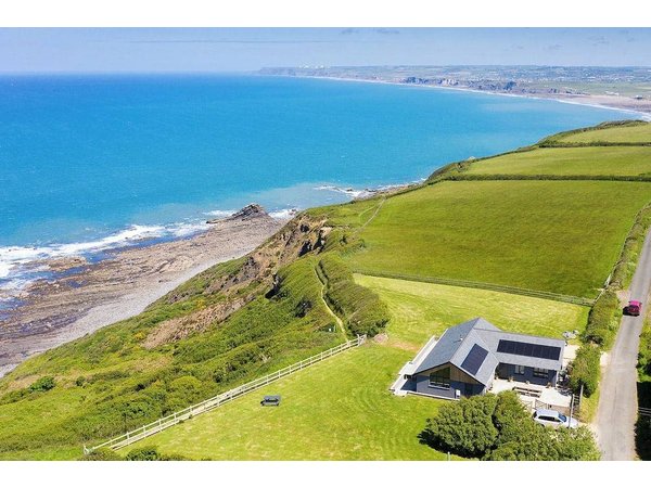 Holiday home in Cornwall from £462 per night