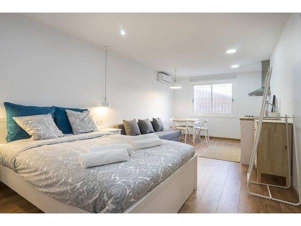 Holiday apartment in Barcelonès from £140 per night