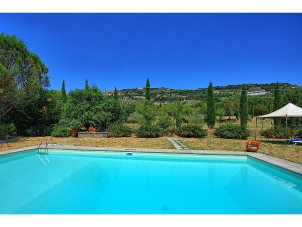 Holiday home in Cortona from £233 per night