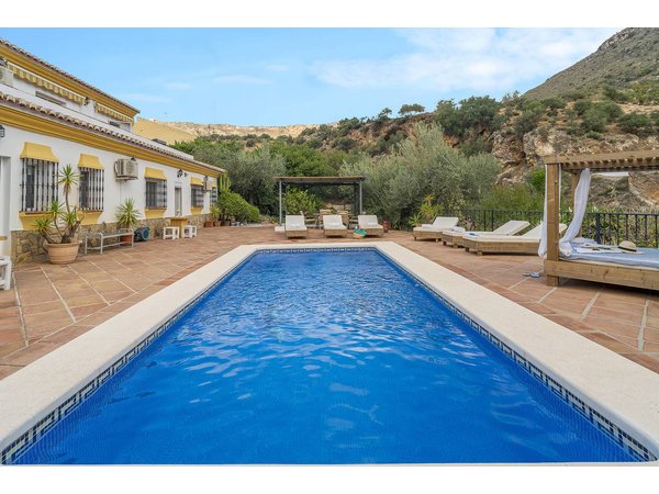Holiday home in Axarquía from £200 per night
