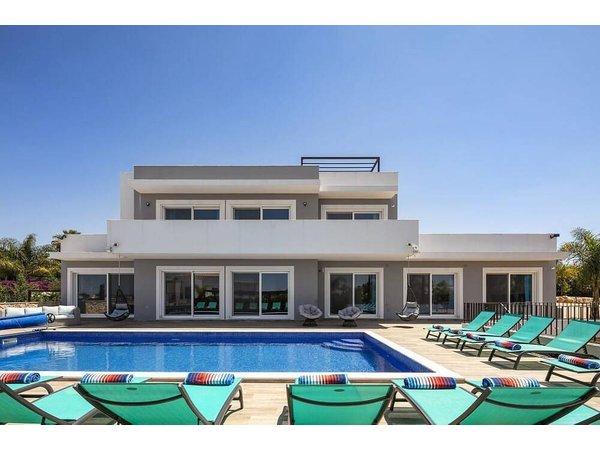 Holiday home in Lagoa from £1382 per night