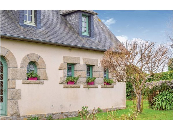 Holiday home in Penvénan from £28 per night