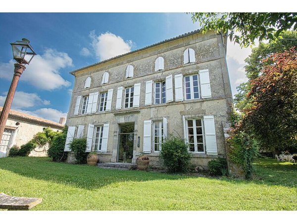Holiday home in Nérac from £350 per night