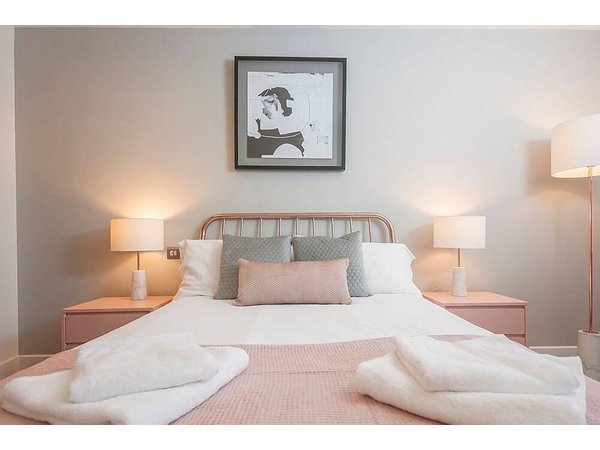Holiday apartment in Cardiff from £174 per night