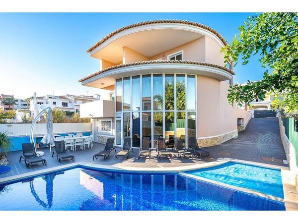 Holiday home in Albufeira from £632 per night