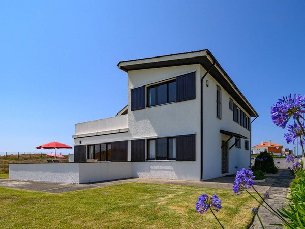 Holiday home in Carreço from £154 per night