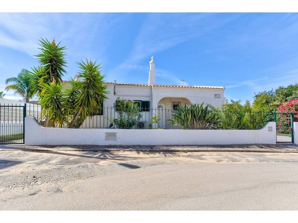 Holiday home in Lagoa from £253 per night