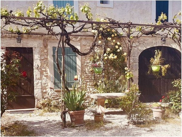 Holiday home in Sénas from £286 per night