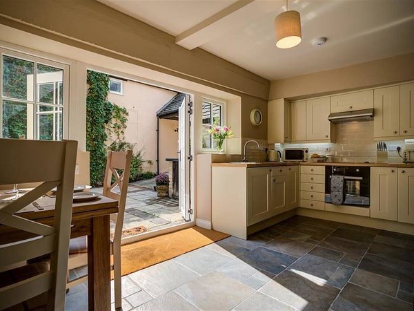 Holiday home in Burford from £87 per night