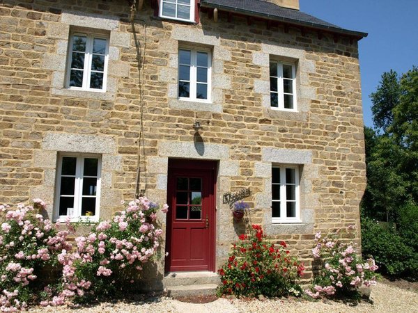 Holiday home in Plouguenast from £49 per night