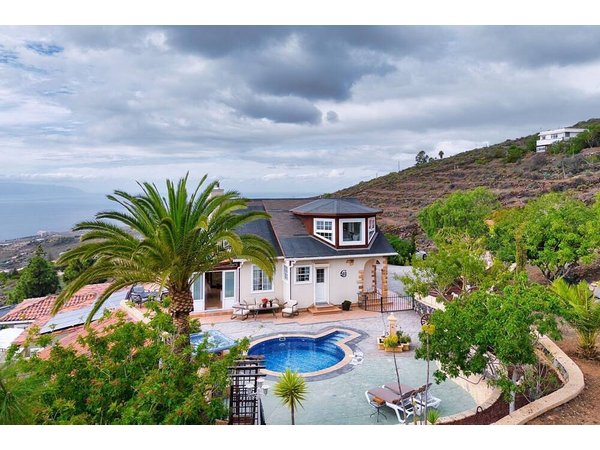 Holiday home in Adeje from £287 per night