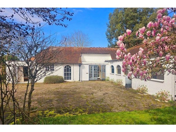 Holiday home in Surrey from £265 per night