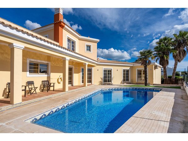 Holiday home in Alvor from £171 per night