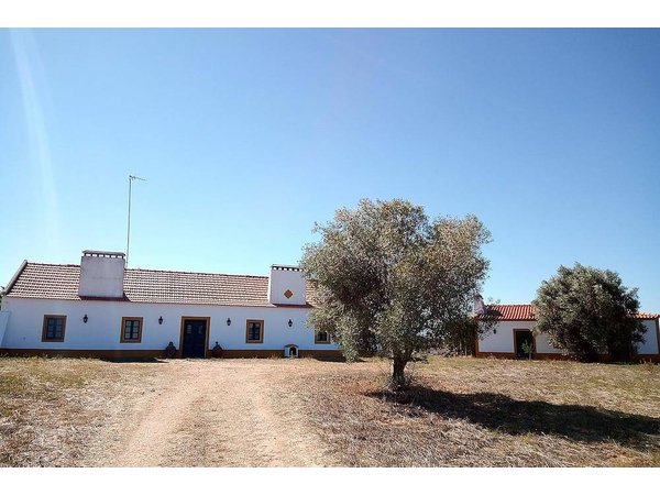 Holiday home in Évora District from £163 per night